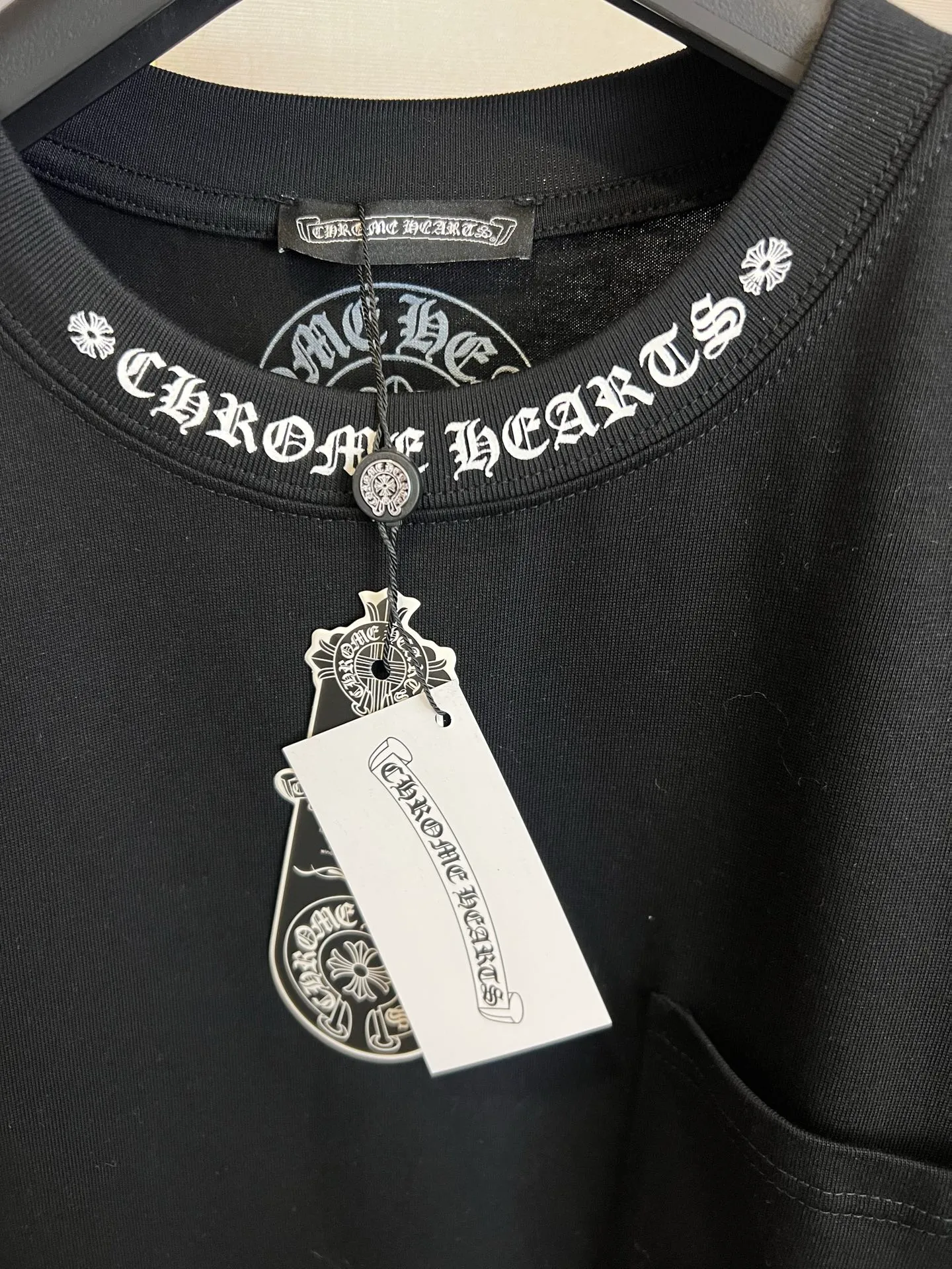 P220 Size: S/M/L/XL Black/White Unisex Chrome Hearts black arm collar Sanskrit long-sleeved T-shirt, simple and classic, highly recommended for inner wear. The material is very skin-friendly and a super good-looking T-shirt. It is perfect whether worn as inner wear or alone. The printed neckline design is full of personality ~ ⚠️Washing method: Dry clean or fast machine wash in cold water on the inside out and dry naturally! Avoid soaking in warm water
